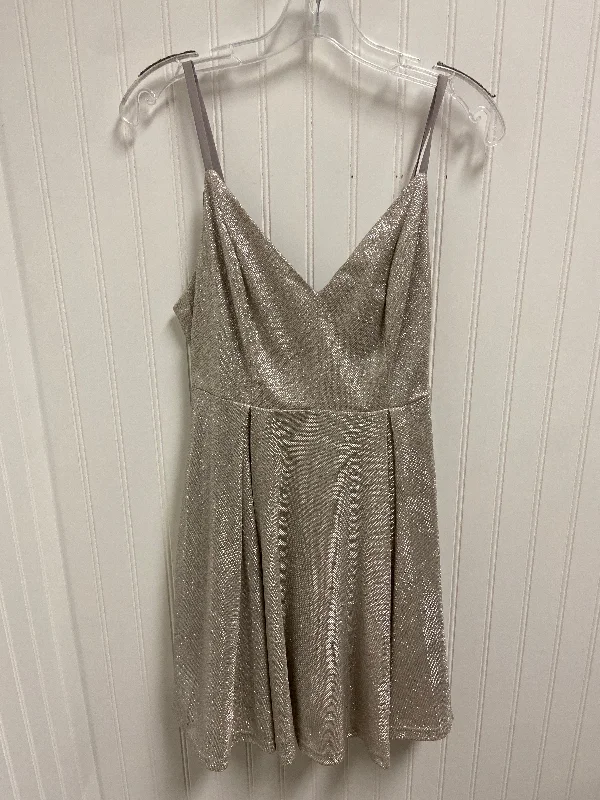 Dress Casual Short By Lulus In Silver, Size: M